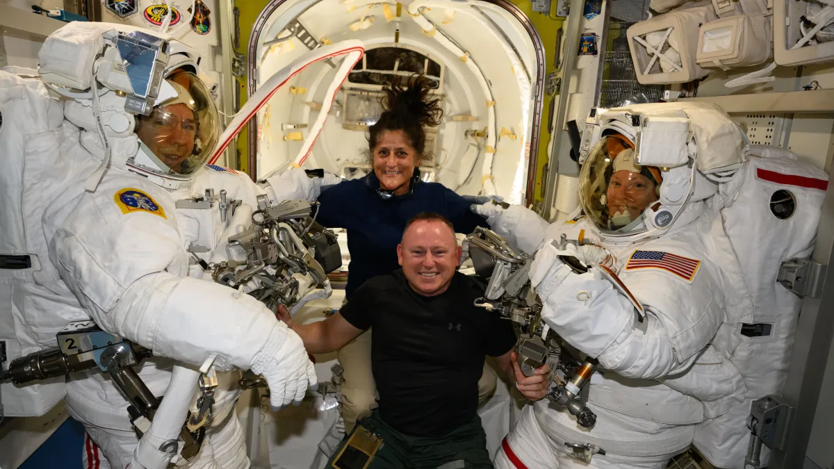 Astronautas da Boeing “presos no espaço” realizam caminhada espacial