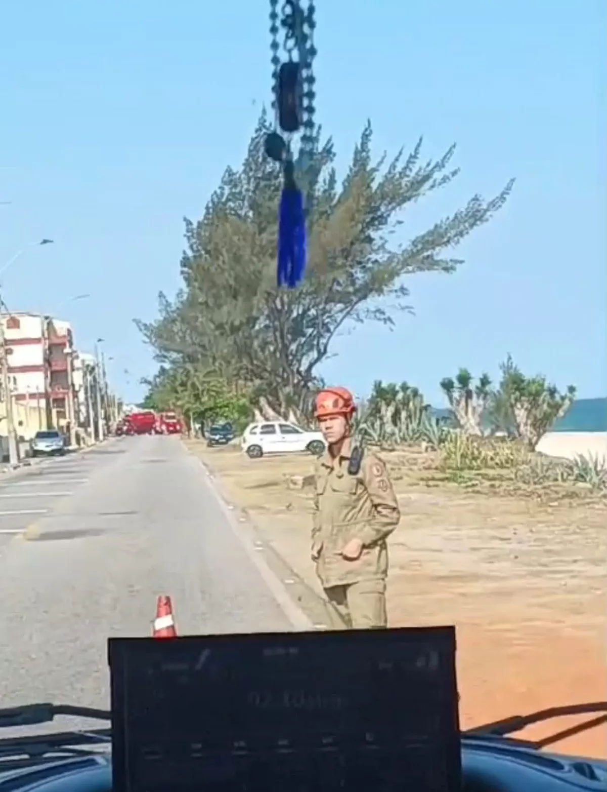 Acidente entre carro e moto deixa motociclista gravemente ferido em Saquarema, no RJ