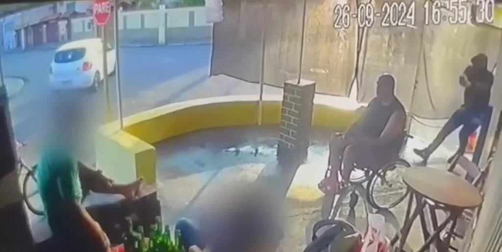 Cadeirante é executado pelas costas na porta de bar em São Pedro da Aldeia; vídeos