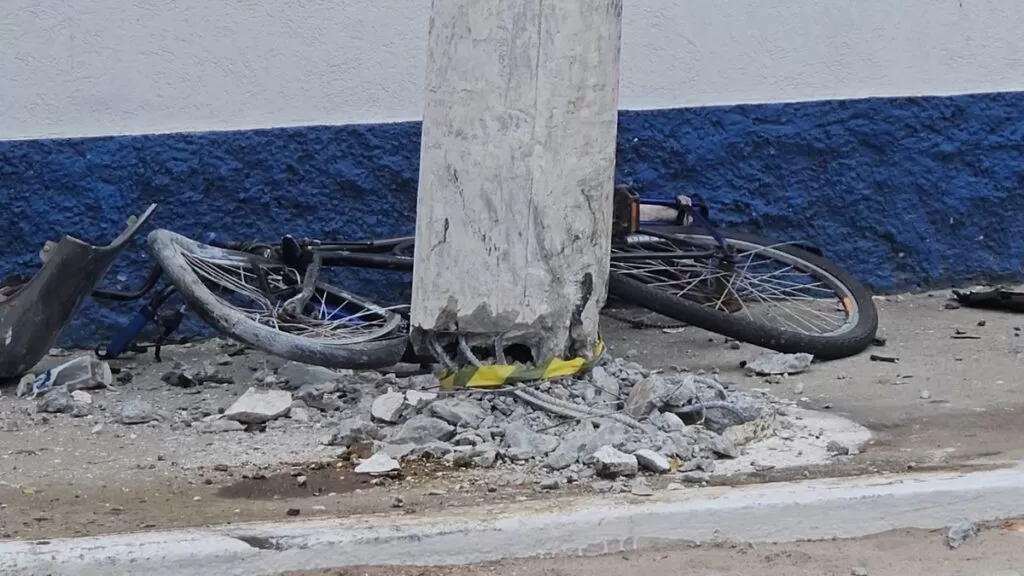 Pai e filha de 11 anos que estavam de bicicleta na calçada são atingidos após acidente entre dois carros em Cabo Frio | Região dos Lagos