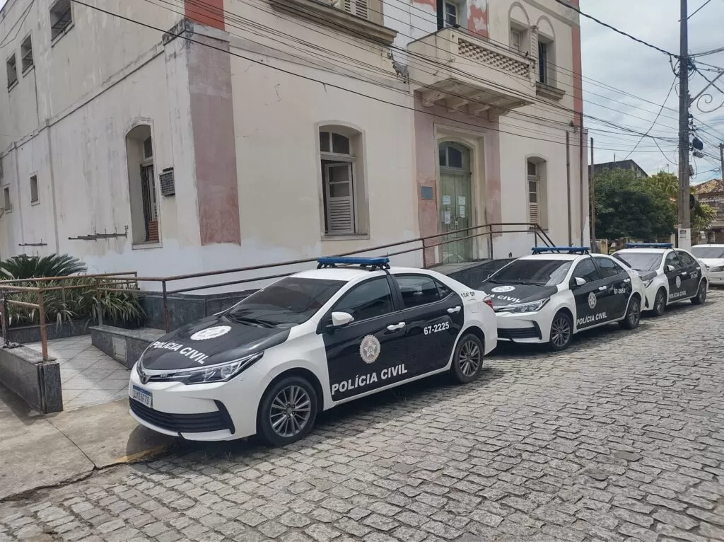 Três Homens São Encontrados Mortos a Tiros em Saquarema: Polícia Civil Investiga o Caso