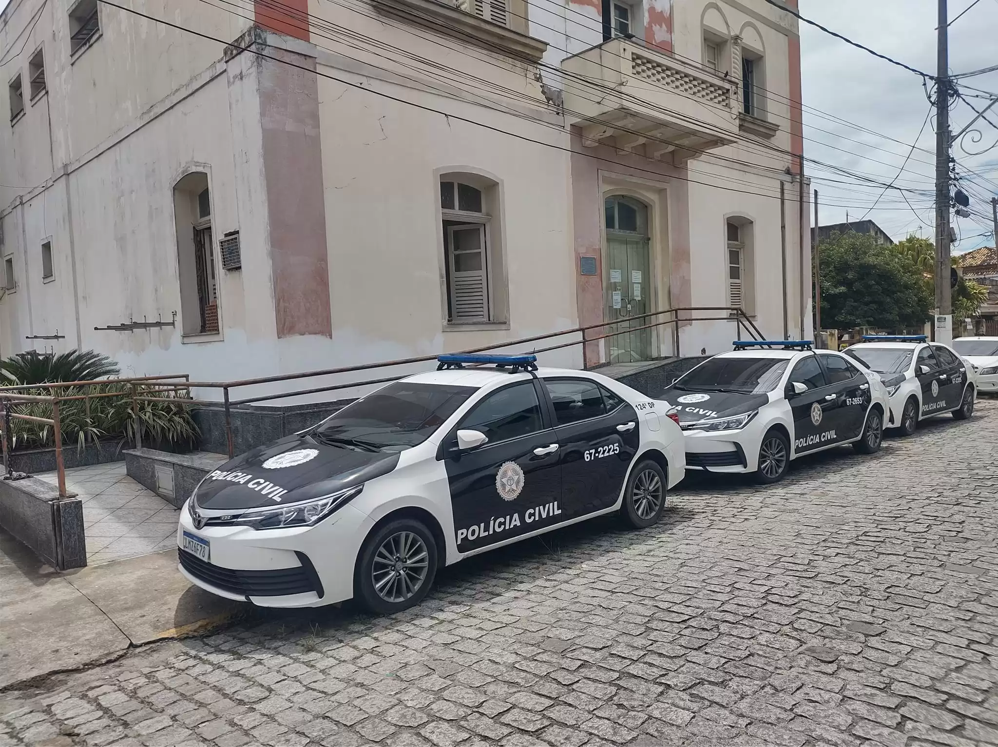 Três Homens São Encontrados Mortos a Tiros em Saquarema: Polícia Civil Investiga o Caso