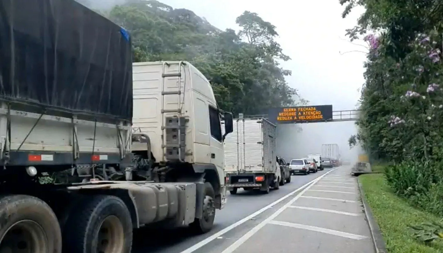 Acidente de caminhão com produto inflamável deixa um morto e interdita BR-116, a rodovia Rio-Teresópolis