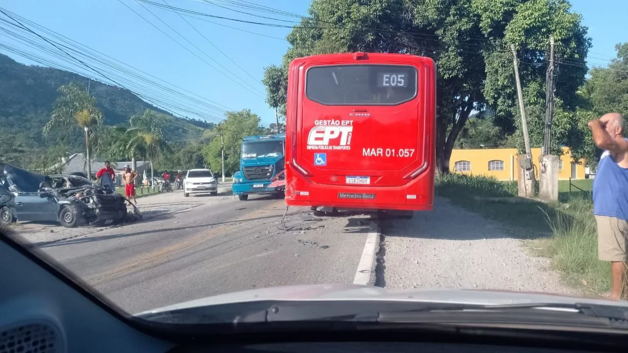 Criança de um ano morre e outras 4 pessoas ficam feridas em batida entre carro e ônibus em Maricá