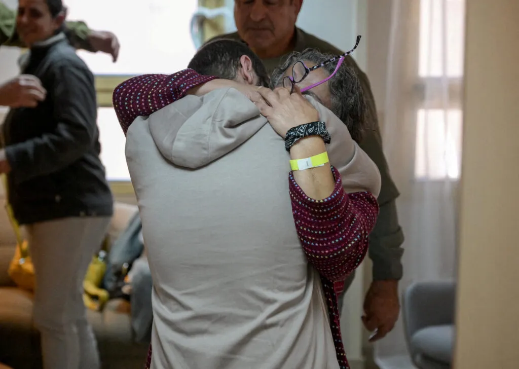 Libertação de refém israelense traz alívio, mas destino da família é desconhecido