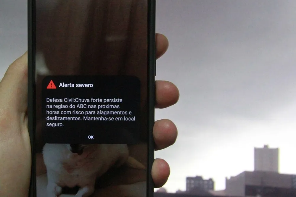 Moradores de 3 regiões de São Paulo recebem alerta severo de chuva; Guarujá registra 3 deslizamentos