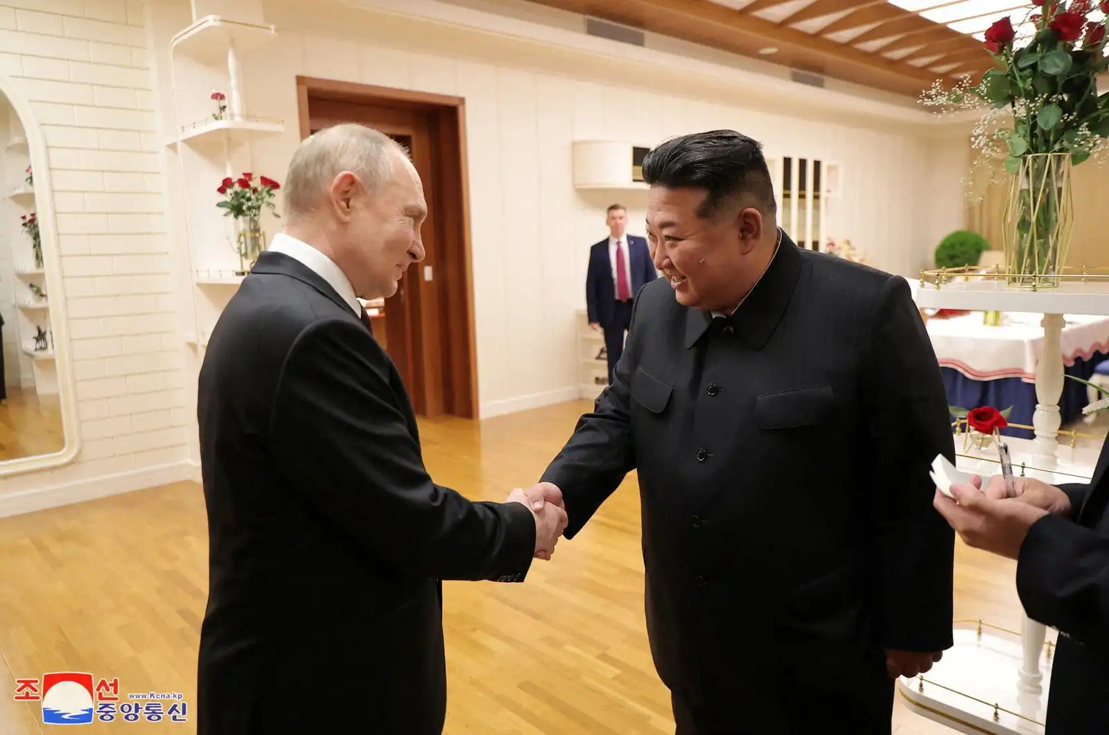 Rússia reabre voos comerciais para capital da Coreia do Norte e países reforçam laços